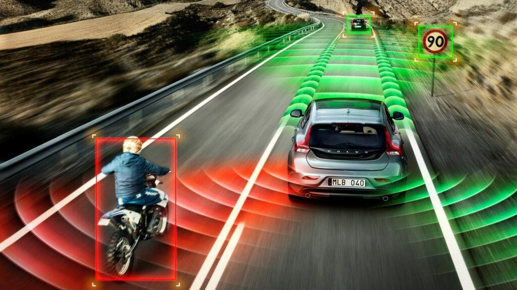 Sistema ADAS de Volvo para detección de obstáculos y señales en la carretera.