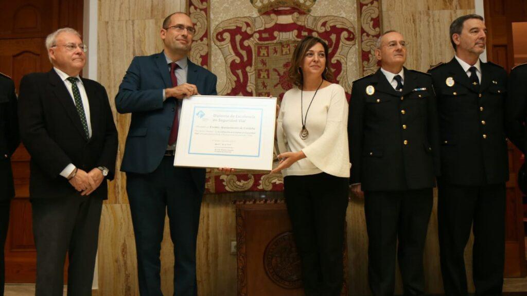 Entrega del diploma certificado en seguridad vial al Ayuntamiento de Córdoba.