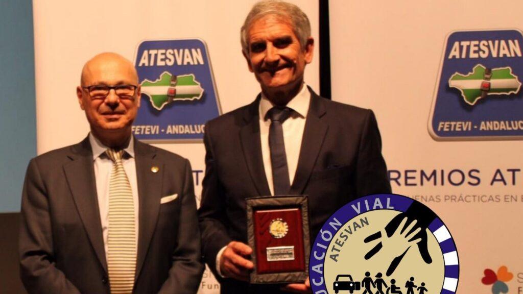 Enrique Reoyo recibe, en nombre de Fesvial, el premio extraordinario ATESVAN.