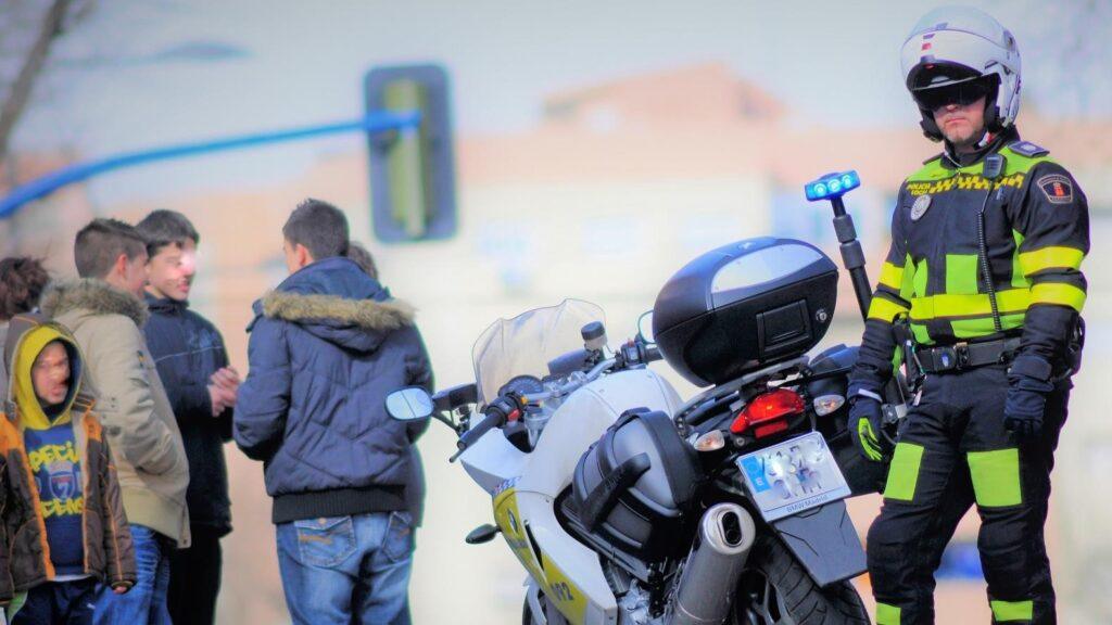 Motorista de la Policía local durante un evento deportivo