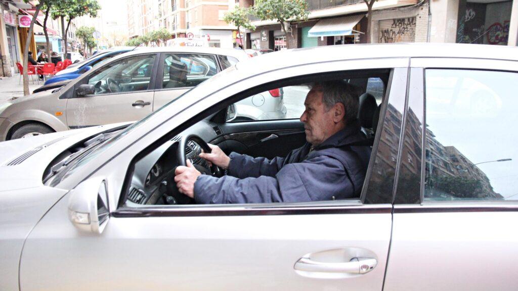 Persona mayor al volante como portada del barometro SAVIMA.