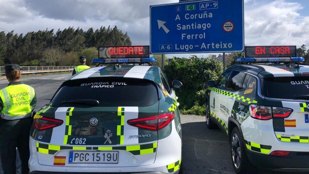Vehículos de la ATGC en un control de restricciones de movilidad por el COVID, con el mensaje quédate en casa.