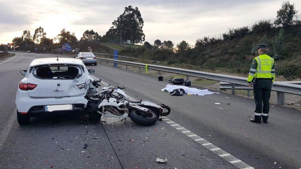 Accidente mortal de moto en vía interurbana.