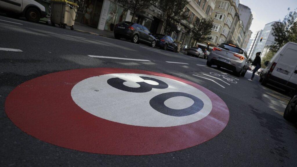 Señal horizontal de límite de velocidad de 30 km/h pintada sobre el asfalto de una calle.