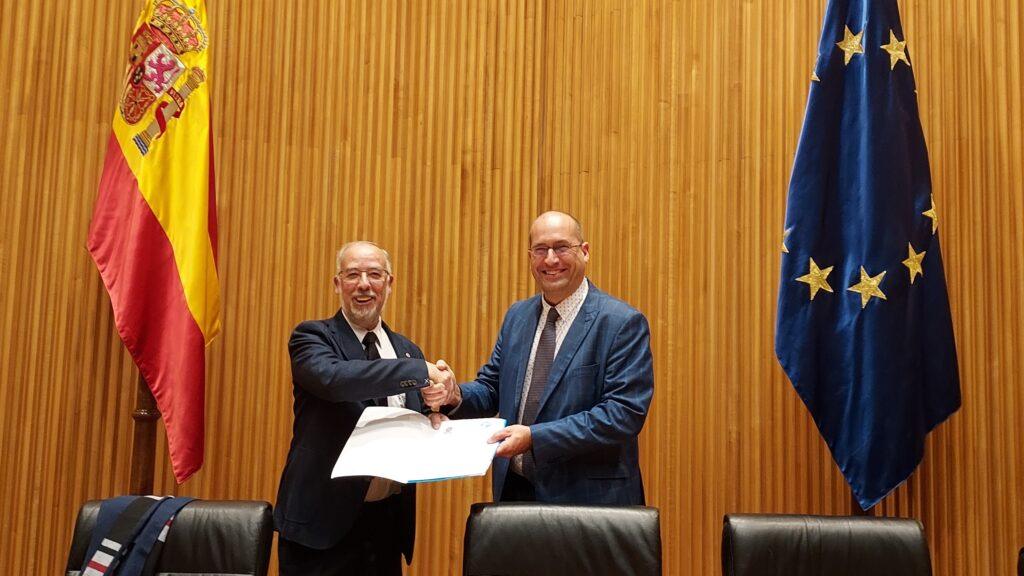 Antonio Monmjejano y Javier Llamazares firman la adhesión de IPA al patronato de FESVIAL.