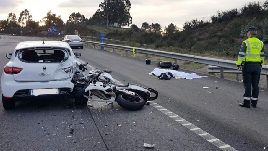 Un agente de la Agrupación de Tráfico de la Guardia Civil investiga un siniestro mortal que involucra a un motorista.