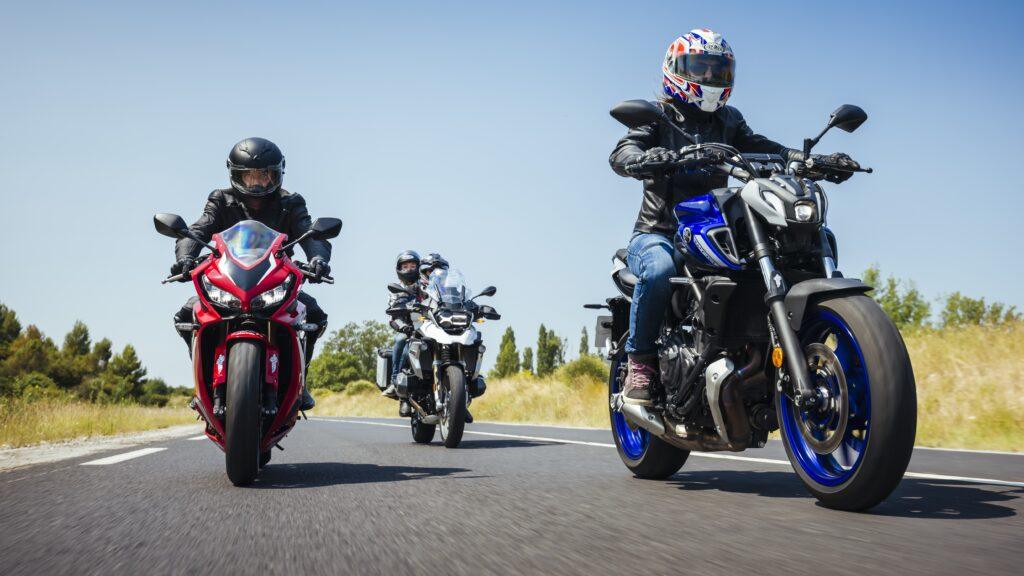 Motoristas en carretera con neumáticos Michelin Road 6.