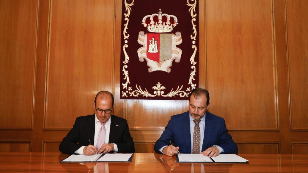 Firma del convenio entre FESVIAL y las Cortes de Castilla-La Mancha.