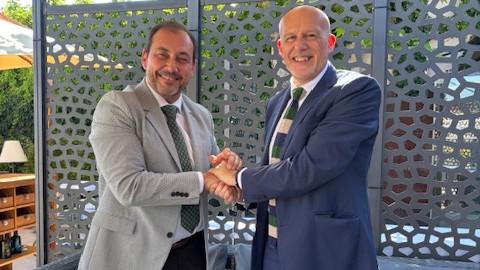 Imagen del acuerdo entre AEC y Fesvial, con José Ignacio Lijarcio, presidente de Fesvial, y Jacobo Díaz, director general de la AEC, estrechándose la mano.