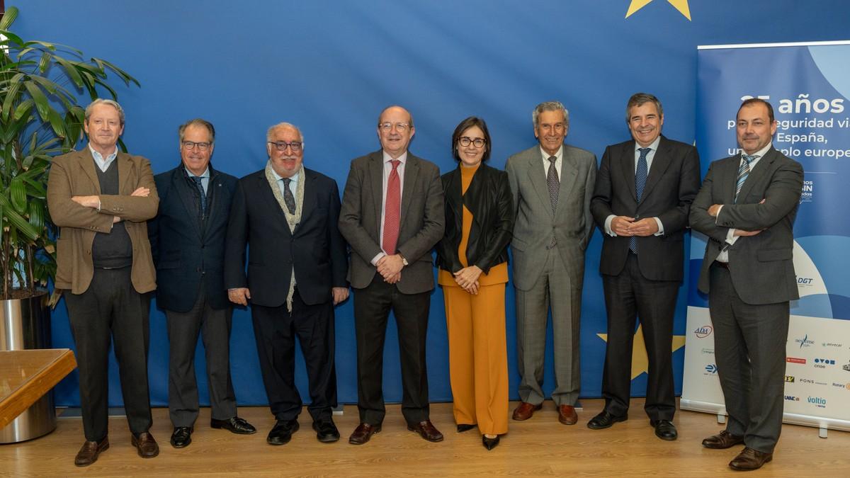 Acto de presentación del informe de FESVIAL sobre 25 años de seguridad vial en España, con responsables de la DGT y representantes institucionales en Madrid.