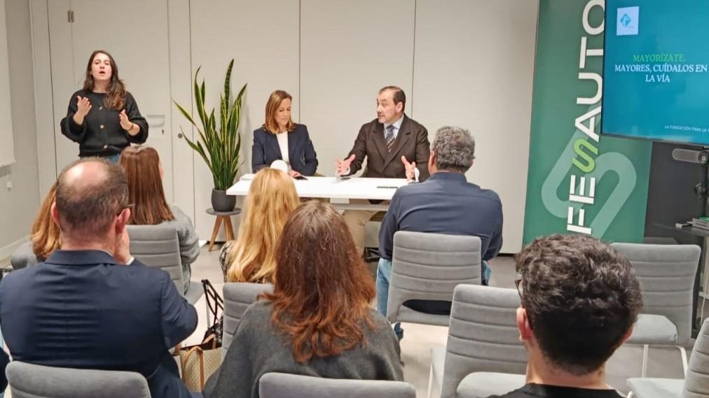 Presentación de la campaña “Mayorízate” de FESVIAL para mejorar la seguridad vial y la movilidad de las personas mayores.