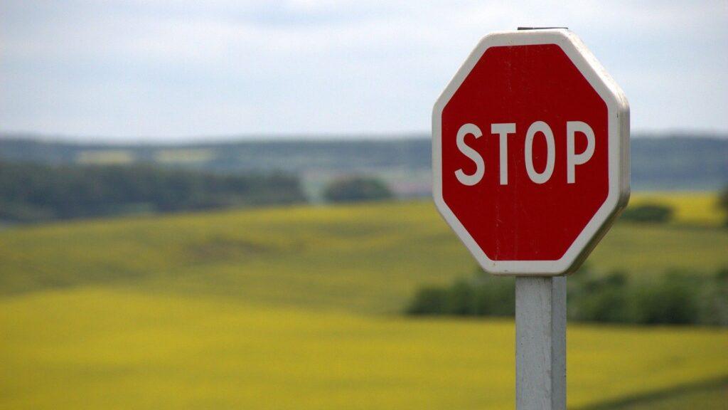 Señal de Stop para Balance de FESVIAL sobre la siniestralidad vial del primer trimestre de 2026 y la Semana Santa, con foco en carreteras convencionales, usuarios vulnerables y prevención.