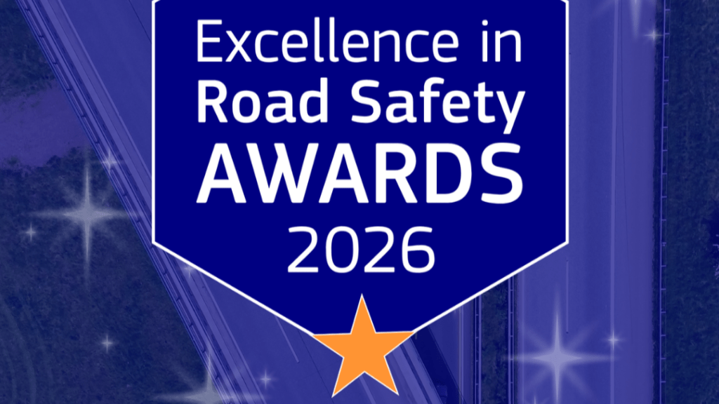 Cartel de los Excellence in Road Safety Awards 2026 sobre una carretera, premios europeos de seguridad vial impulsados por la European Road Safety Charter